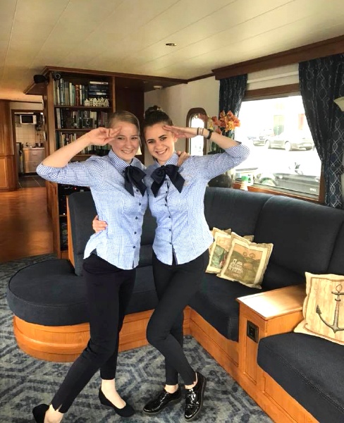 La encantadora tripulación de "Le Nouvelle Etoile" CRUCEROS FLUVIALES CANALES DE FRANCIA CANALES DE HOLANDA LA NOUVELLE ETOILE CRUCEROS FAMILIAS HOLANDA ALEMANIA CRUCEROS EN GRUPO CHARTER ALQUILER DE BARCOS